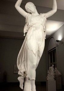 * Fatta di gesso coi cembali in mano danzò lontana da tutti attraversò opere e volti indagò gli sbagli dell’anima fornì ogni dettaglio smascherò l’uomo bugiardo additò i brividi che...