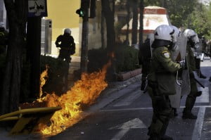 molotov contro la polizia
