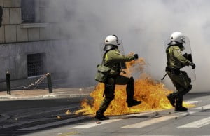 molotov contro la polizia2